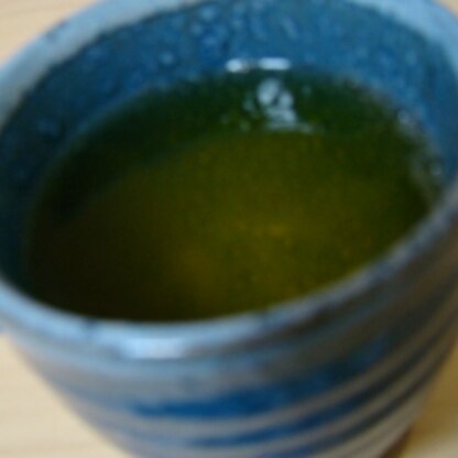 これ他の白い湯呑のお茶と一緒だよ。カップが青いから茶色く見えるね。ちょっと角度変えて写してみた。ほんのり緑っぽいのわかる？珈琲カップなの…紛らわし(^^ゞ旨ごち